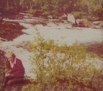 Jyrkänkosken rannalla, rippikoulun ja isän kuoleman jälkeen, vuonna 1970.