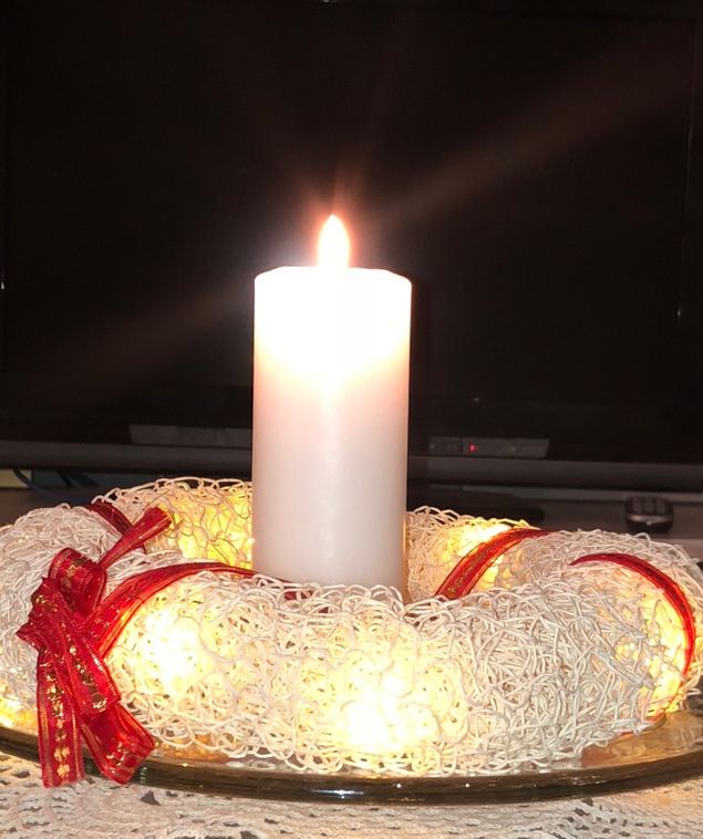Adventti aloittaa joulun odotuksen

Kirkkovuosi alkaa adventista. Valon määrä lisääntyy, kun joulu lähestyy.

”Nyt sytytämme kynttilän, se liekkiin leimahtaa”, Näin alkavat tutun virren sanat. Monessa kodissa otetaan ensimmäisenä adventtina esiin adventtikynttelikkö ja siihen neljä kynttilää.

On yleinen tapa sytyttää uusi kynttilä uutena adventtina. Ensimmäinen kynttilä sytytetään ensimmäisenä adventtina ja neljäs viimeisenä adventtina.





